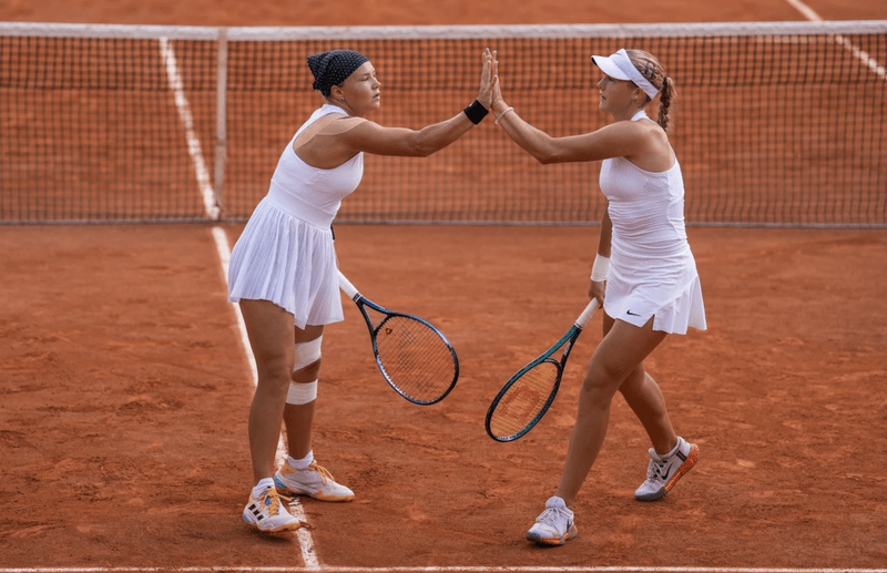 Diana Shnaider (trái) và Mirra Andreeva giành HC bạc đôi nữ môn tennis tại Olympic 2024. Ảnh: AP